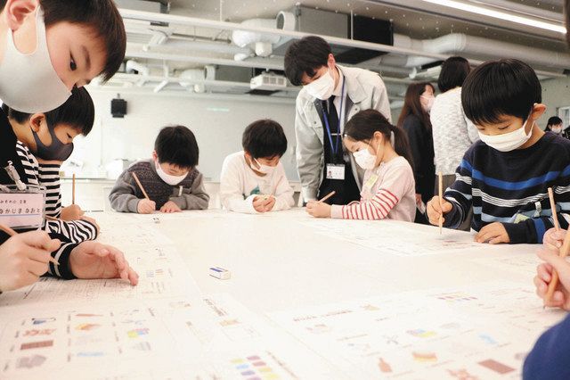 ごみ分別についての問題を解く児童ら=野々市市太平寺で