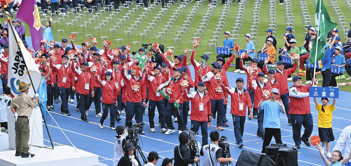 三重県勢が晴れやかに行進 「わたSHIGA輝く国スポ」開会式：中日新聞Web