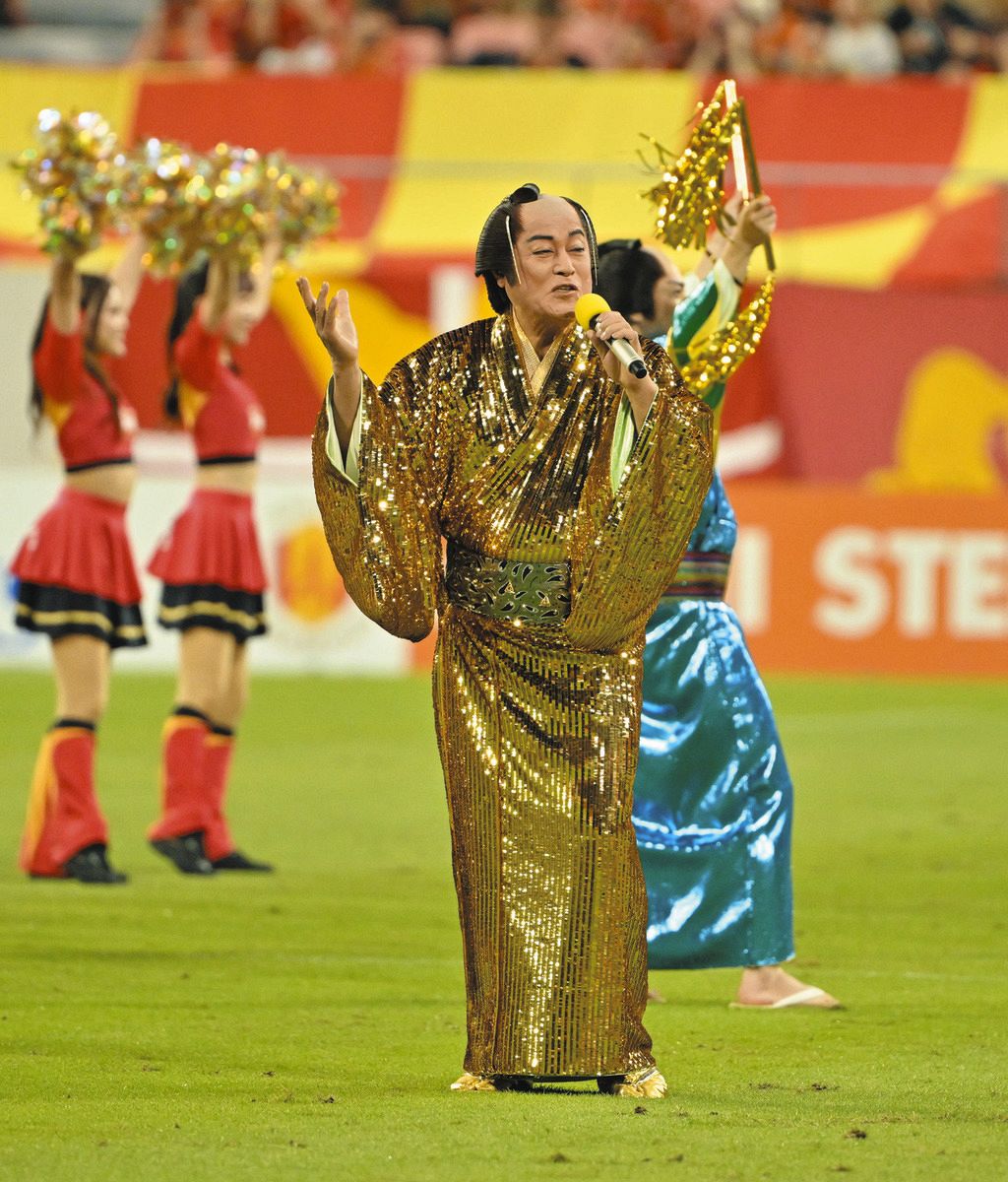 松平健、ハーフタイムに「マツケンサンバ」披露、FC東京応援席のリズム