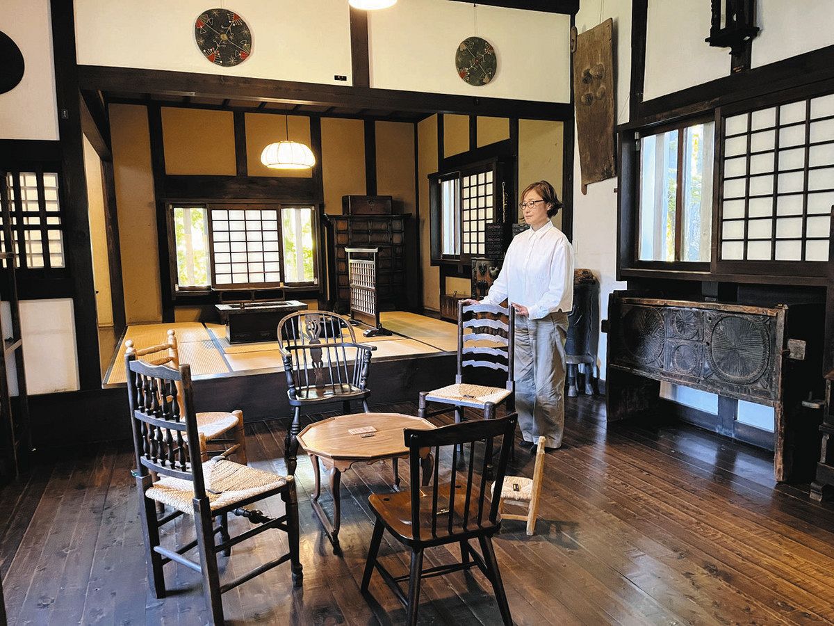 丸山太郎が集めた民芸品が展示されている館内＝松本市里山辺の松本民芸館で
