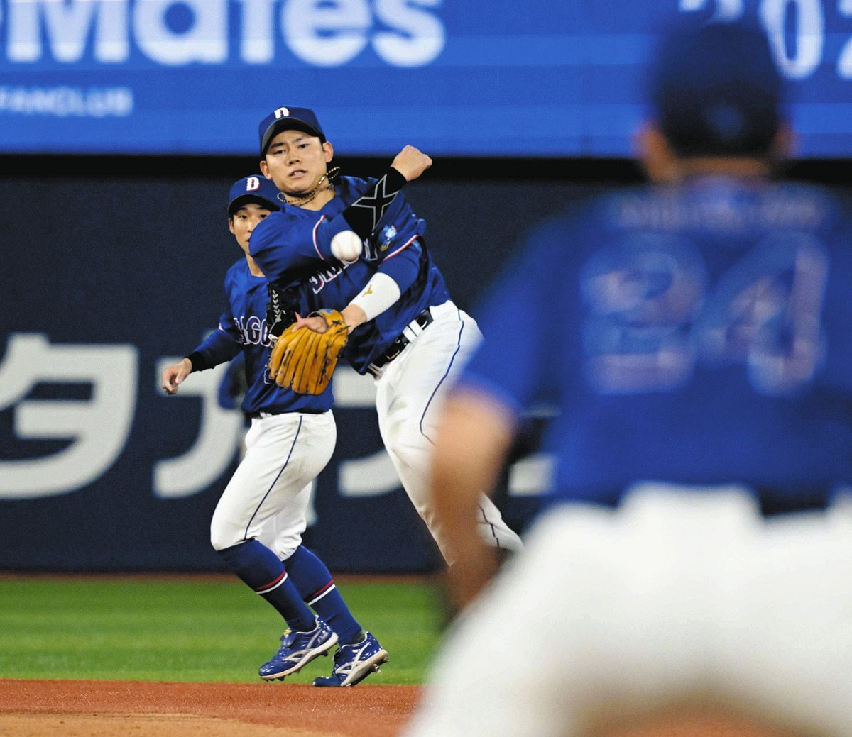 中日・村松開人、素手捕球からの爆送球！不規則バウンドに反応、好守で