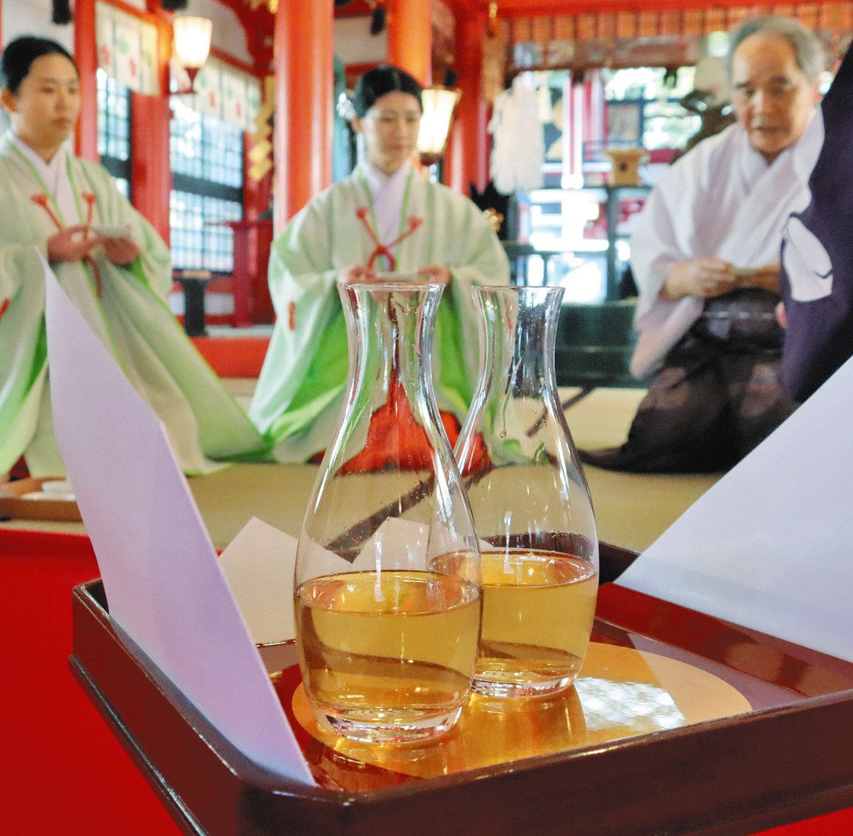 境内で収穫した梅の実を使って作られた梅酒＝松本市深志3の深志神社で 