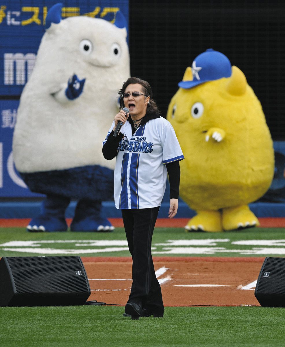 米米CLUB・石井竜也が始球式&ミニライブ 「君がいるだけで」熱唱、熱気