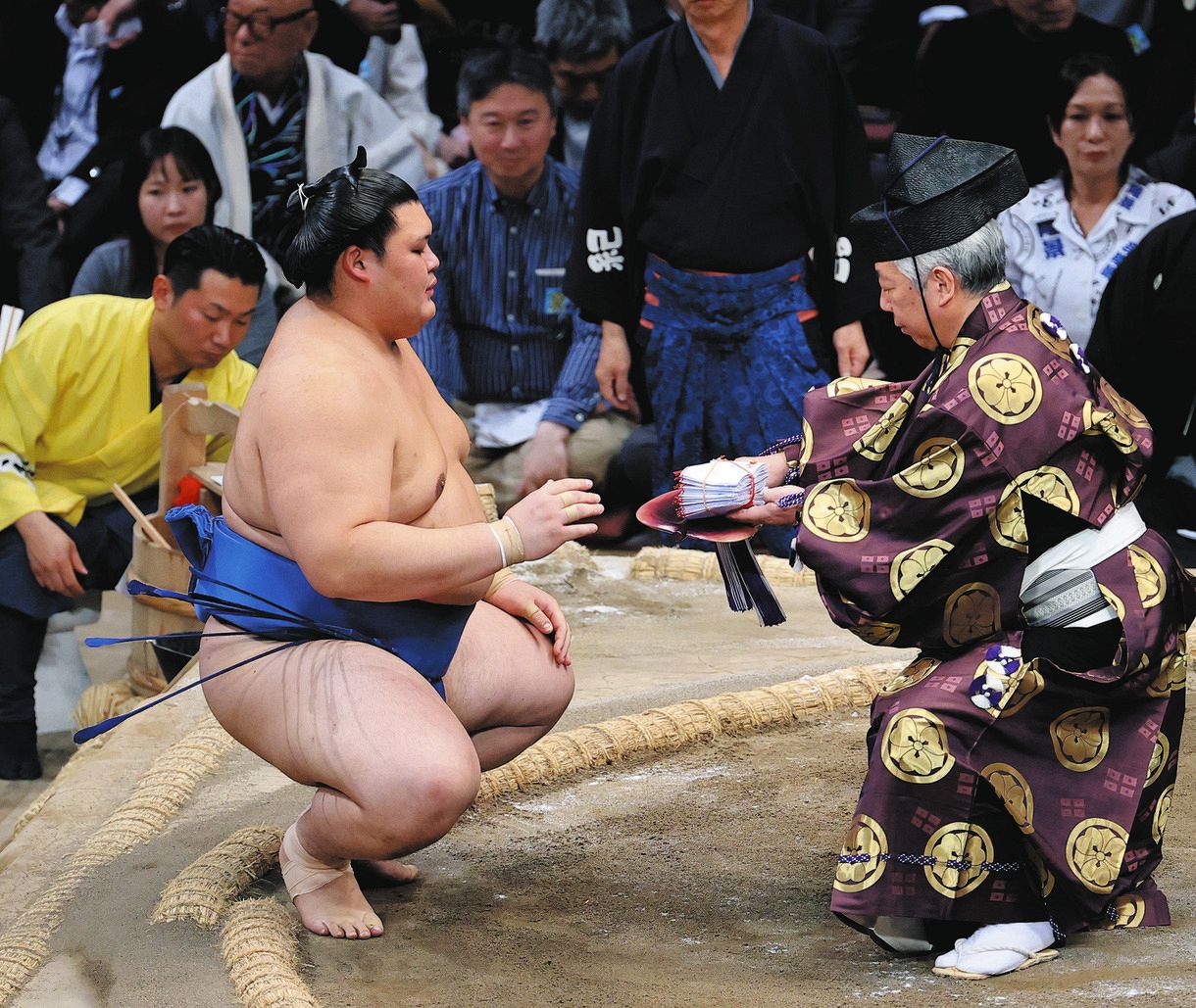 【大相撲九州場所】大の里、連敗ストップ 王鵬を寄り切り年間70勝目【写真】：中日スポーツ・東京中日スポーツ