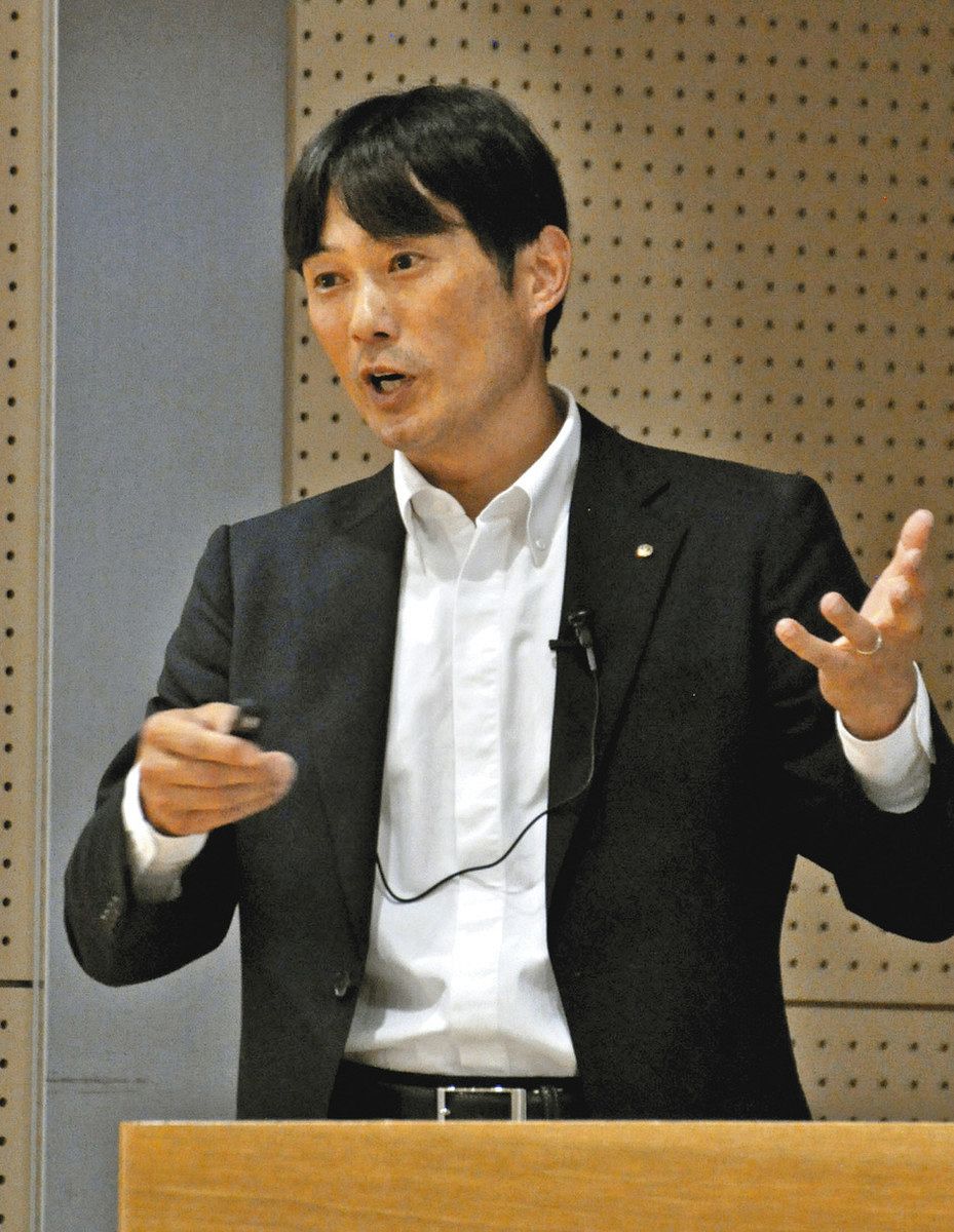 後輩たちに大屋根リングの施工時の工夫を伝える中島さん＝中津川市加子母中で
