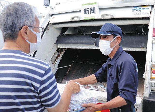 新聞紙を持ち込む住民（左）＝浜松市中区で 