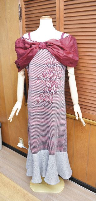 私の自信作＞ バラ編み込み華やぐ 岩田正子さん（69）春日井市東野町