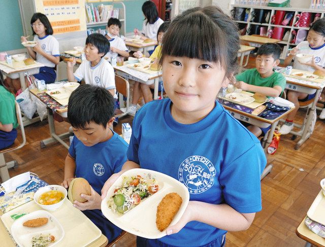 考案した料理を紹介する河原崎希さん＝御前崎市第一小学校で 