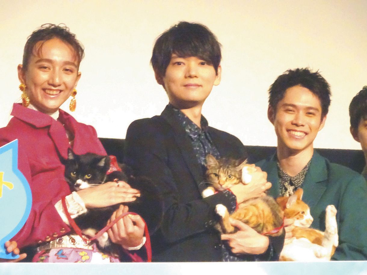映画「劇場版　ねこ物件」の公開記念舞台あいさつに出席した（左から）長井短、古川雄輝、細田佳央太ら