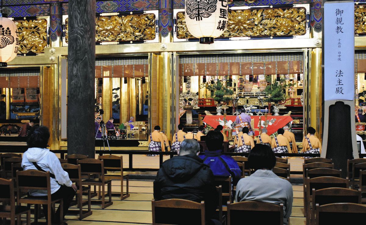 津市・専修寺で「お七夜」境内照らす竹明かり3000本 親鸞聖人の命日