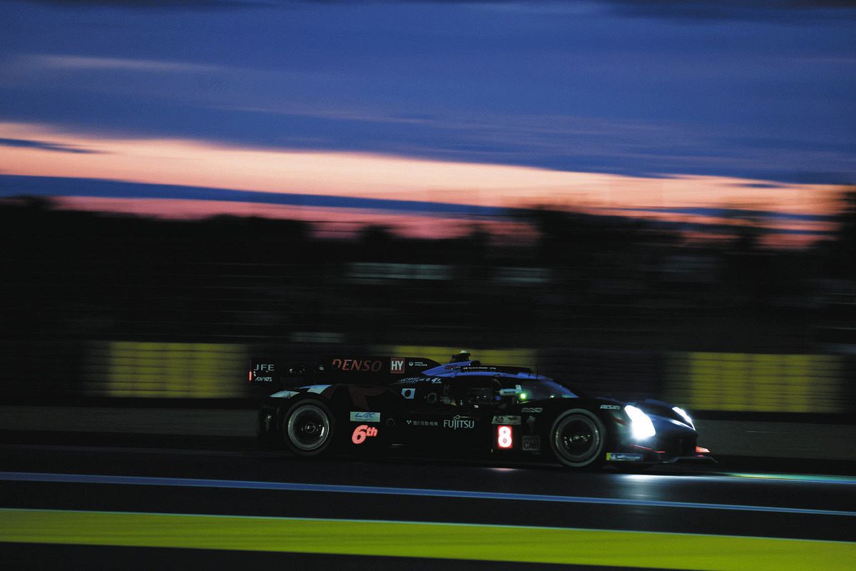 必死に追い上げ、１２時間経過時点でトップと僅差の２番手に浮上したトヨタ８号車（トヨタ提供）