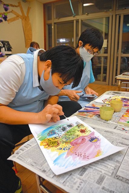 夢中になって綿棒で色をのせていく参加者＝尾張旭市の藤池保育園で