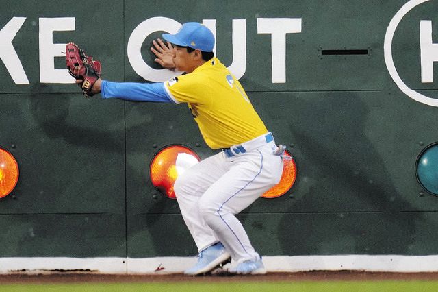 吉田正尚、左翼守備で珍事… ライナー打球がグリーンモンスターのランプ