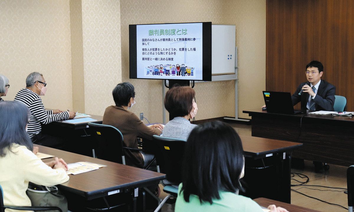 参加者らに説明をする裁判官＝津地方裁判所で