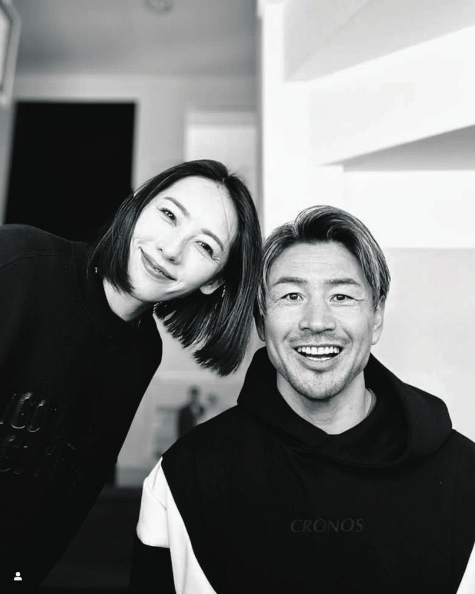 ◇魔裟斗、矢沢心と「今日で結婚18年！」記念日モノクロ2ショット