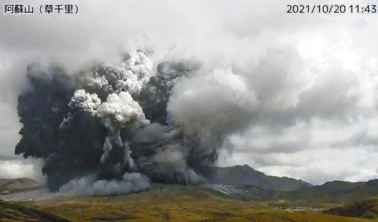 噴火する熊本県の阿蘇山＝２０日午前１１時４３分（気象庁のライブカメラから）