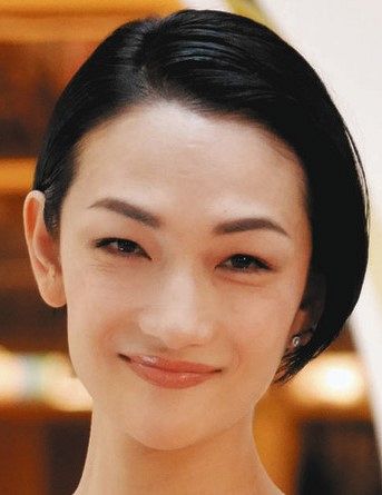 冨永愛 今年2杯目 最後 のラーメンを片肩出しですするスタイリッシュさに歓声 笑顔が素敵 中日スポーツ 東京中日スポーツ