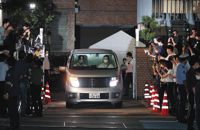 写真複数】市川猿之助容疑者を乗せた車を撮影する報道陣：中日スポーツ