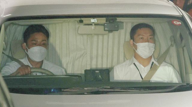 写真複数】市川猿之助容疑者を乗せた車を撮影する報道陣：中日スポーツ