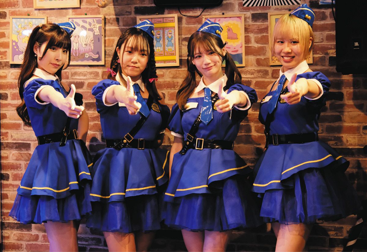 ミニスカート 集合写真 アイドルグループ「19代目ミニスカポリス」が初めて単独無料公演「時にはパンチ！時にはキック！逮捕しちゃうぞ！」とあいさつ：中日スポーツ・東京中日スポーツ