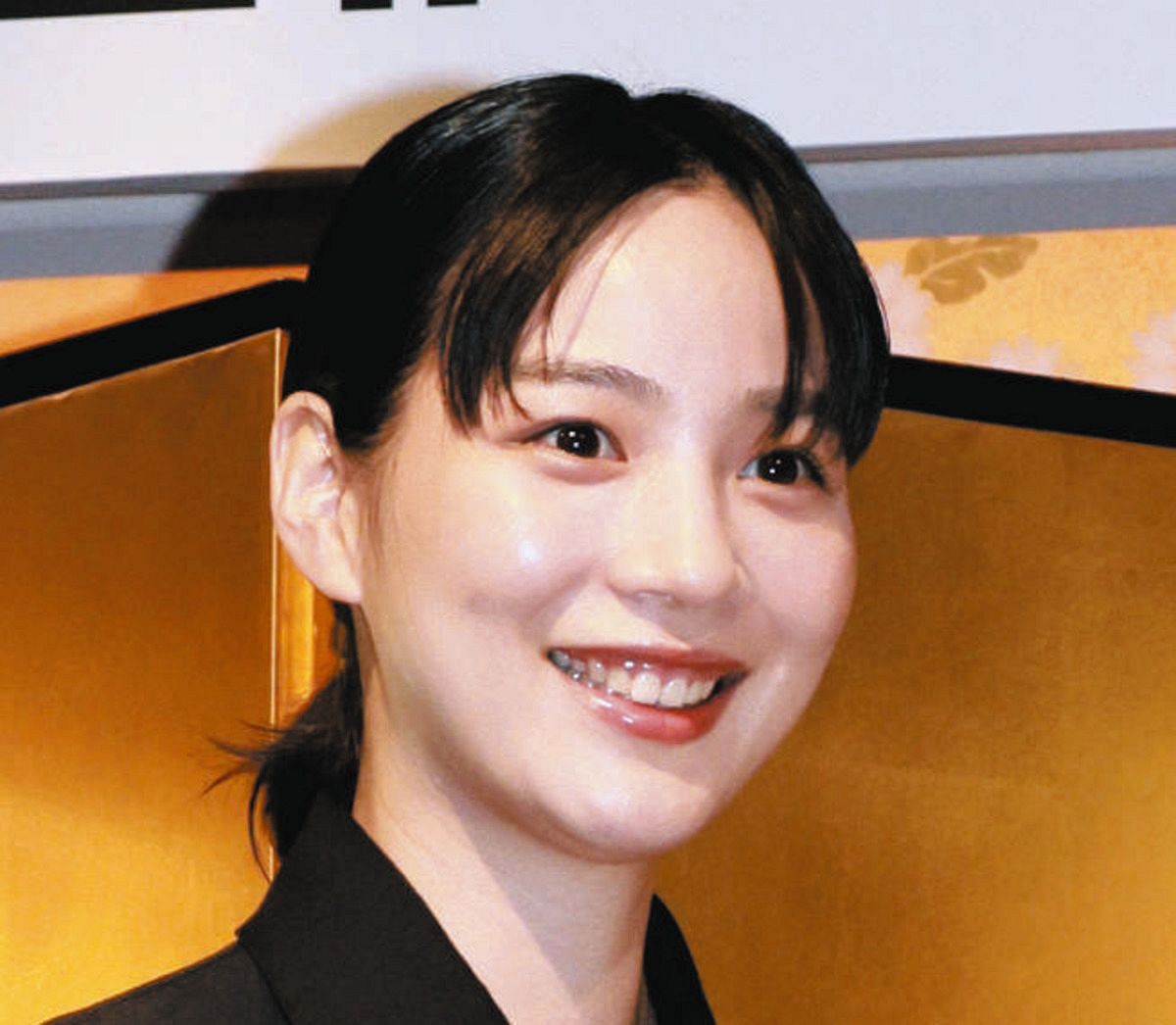 のん、赤い髪色が映える白ニットドレス姿にフォロワー「赤毛のノン 