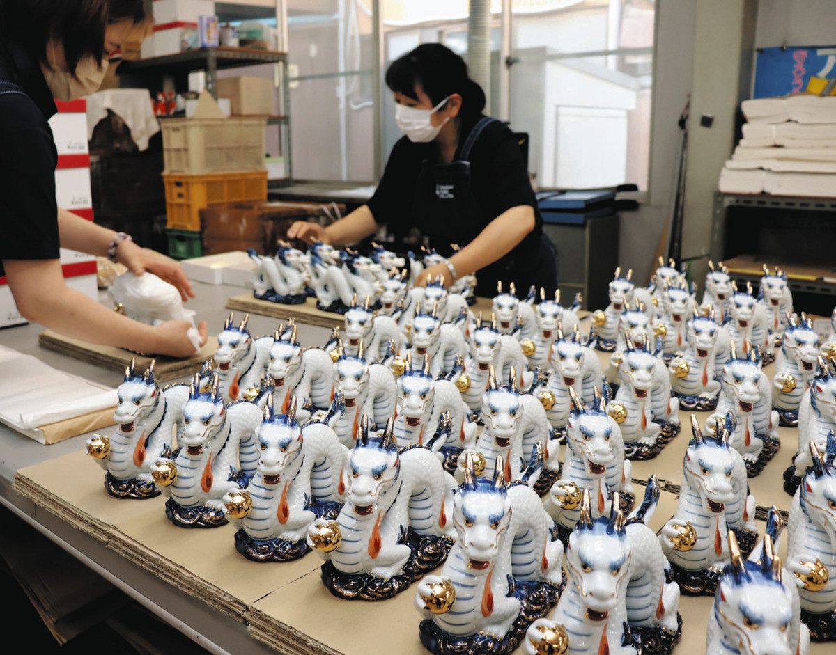 上り龍にあやかり運気上昇を 瀬戸の中外陶園、「辰」の置物出荷ピーク