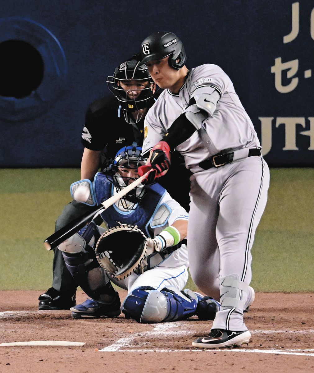 巨人の4番・岡本和真、今季初本塁打 内角低めの変化球をすくい上げ同点