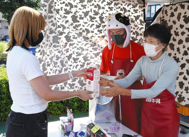 販売会で関牛乳を手売りする社員（右）ら＝関市緑ケ丘で 