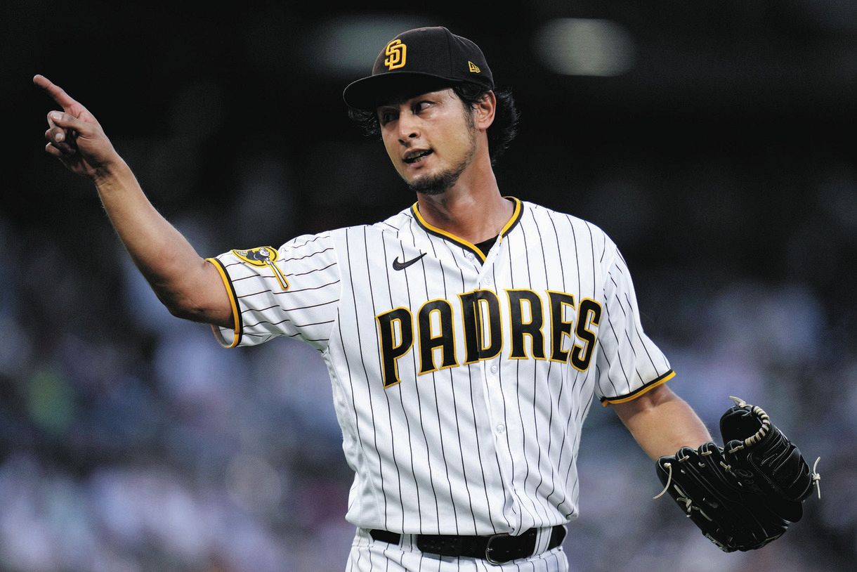 日本人MLB最多奪三振のダルビッシュ有に記念品贈呈、前記録保持者の野茂英雄さんらと記念写真：中日スポーツ・東京中日スポーツ