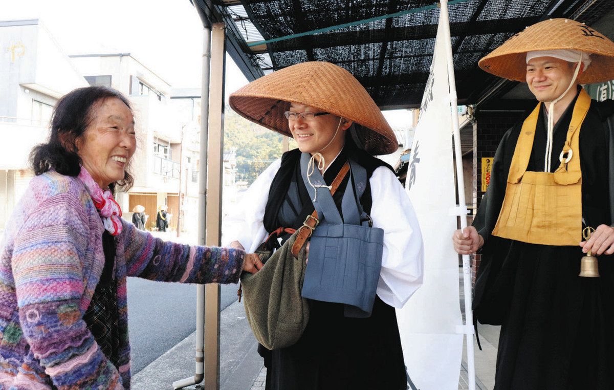 能登の被災地思い托鉢 三重の僧侶10人が6時間かけ20キロ：中日新聞Web