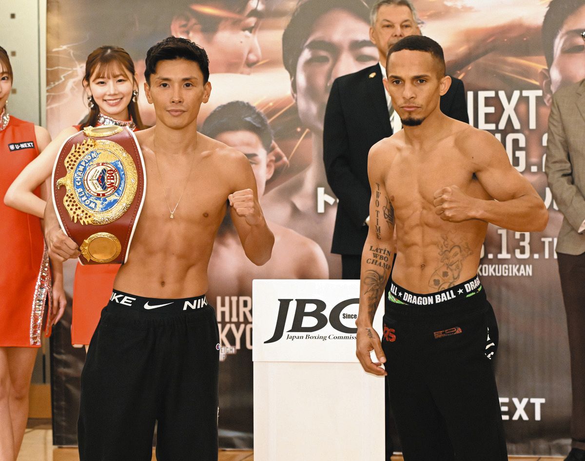 計量後、ポーズを決める岩田翔吉（左）とレネ・サンティアゴ（右）