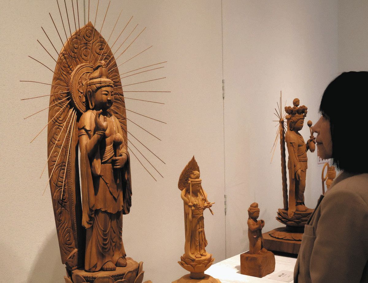 自由に創作、ほほ笑みの仏さま 藤田さんが高山で木彫り34体を展示：中