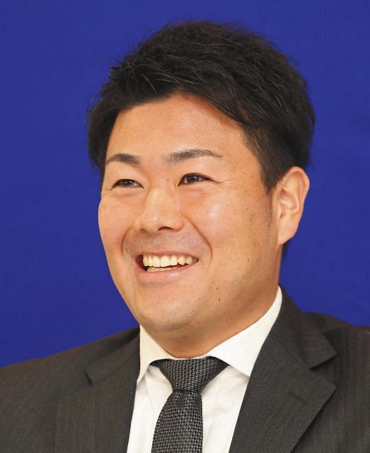 ２回目の契約更改交渉でサインし、笑顔で会見する木下拓