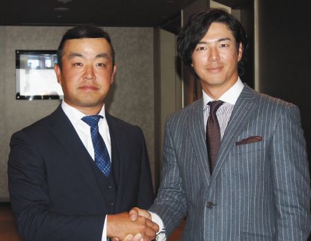 握手を交わす時松会長（左）と石川副会長