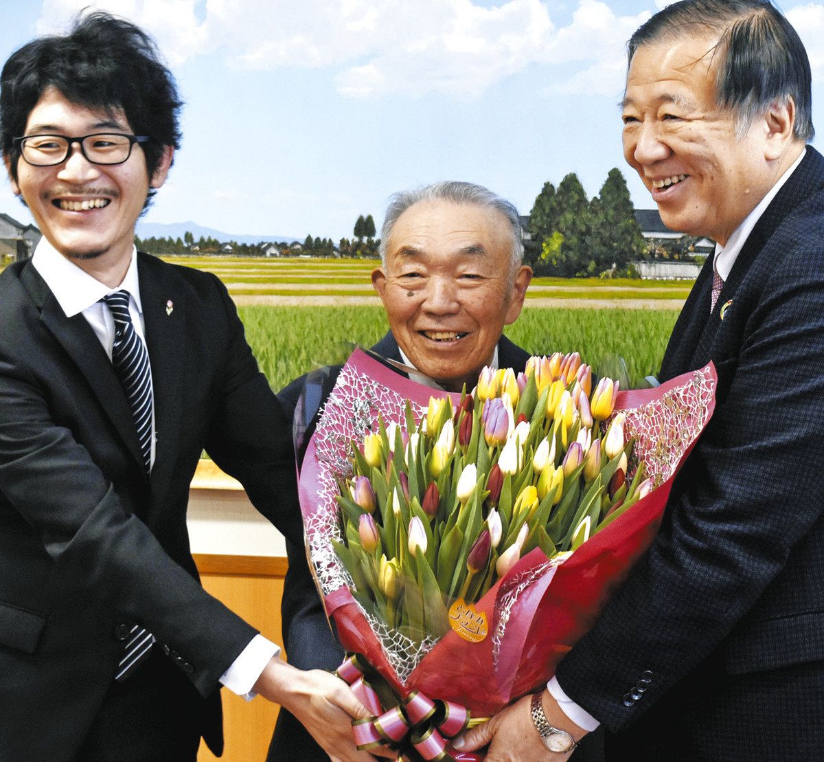 チューリップ100本の花束 砺波切花研究会 市に贈る：北陸中日新聞Web