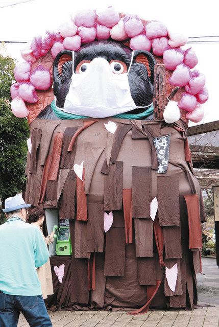 桜たぬ木」に変身 甲賀・信楽駅前の名物像が春の装い ：中日新聞Web