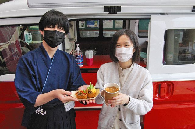 キッチンカーで提供する料理をＰＲする担当者ら＝菰野町の御在所ロープウエイで