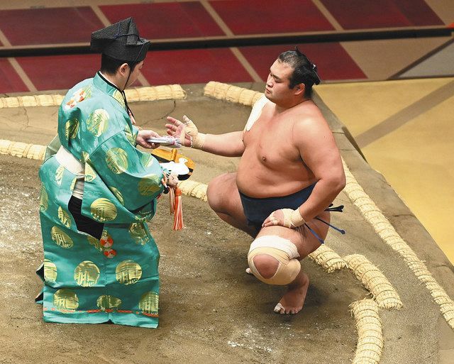 炎鵬を破り、懸賞を受け取る千代の国