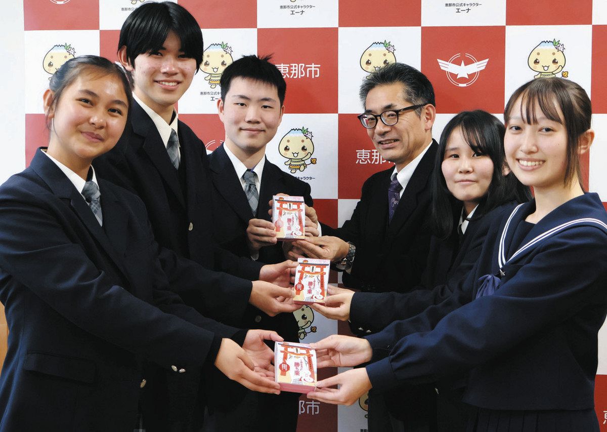 デザインを手がけた生徒たち（左の3人）から「しみチョコ勝ち栗」を贈られる受験生ら＝恵那市役所で
