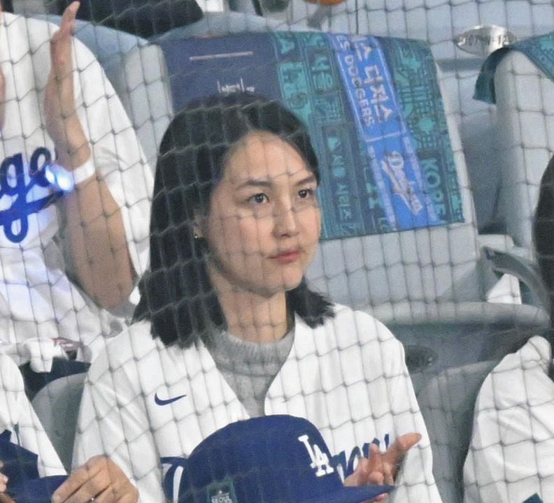 試合観戦するドジャース・大谷の妻・真美子さん