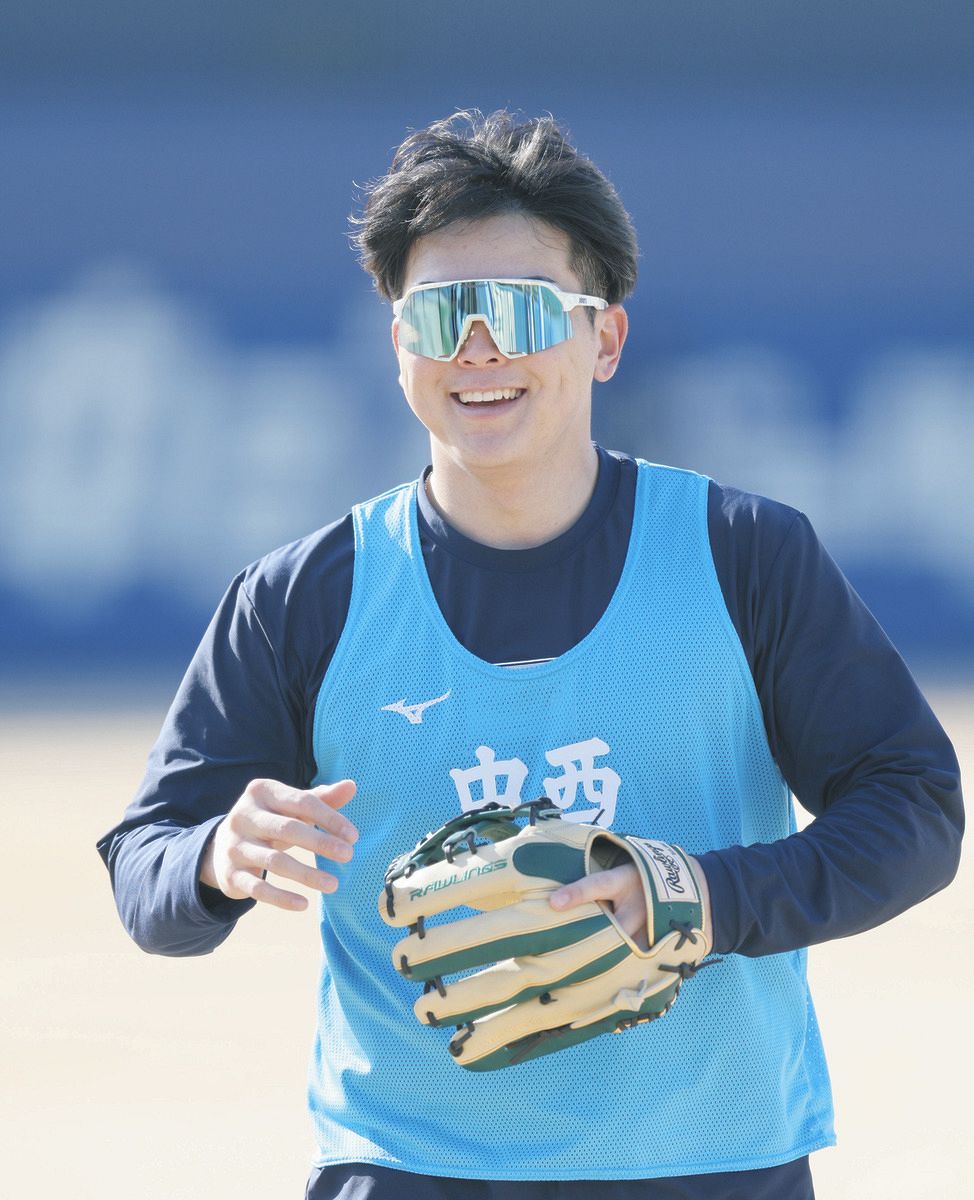 中日ドラ1・中西聖輝、サングラス姿を初披露 『瞳が茶色』で専門家も