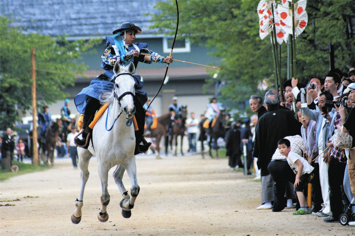 <しが旅のススメ>春告げる神事や祭事(竜王町) 勇壮、幻想…境内に充満:中日新聞Web