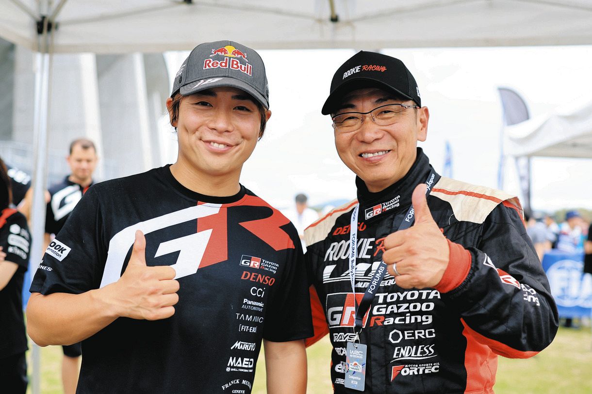 取材会で笑顔を見せる父の勝田範彦（右）と息子の貴元＝28日午後、豊田スタジアムで（野村和宏撮影）