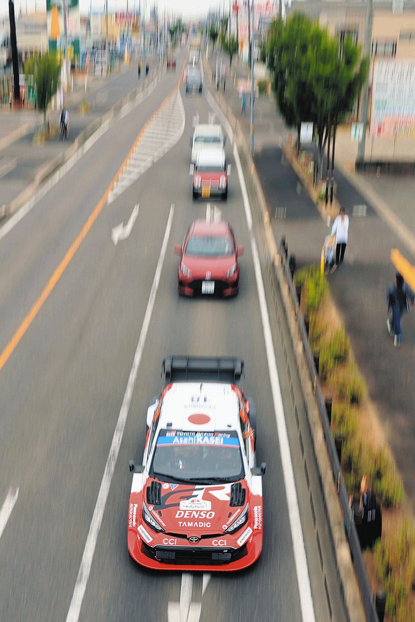 公道を走り、試走に向かうトヨタの勝田貴元＝28日午前、豊田市で（野村和宏撮影）