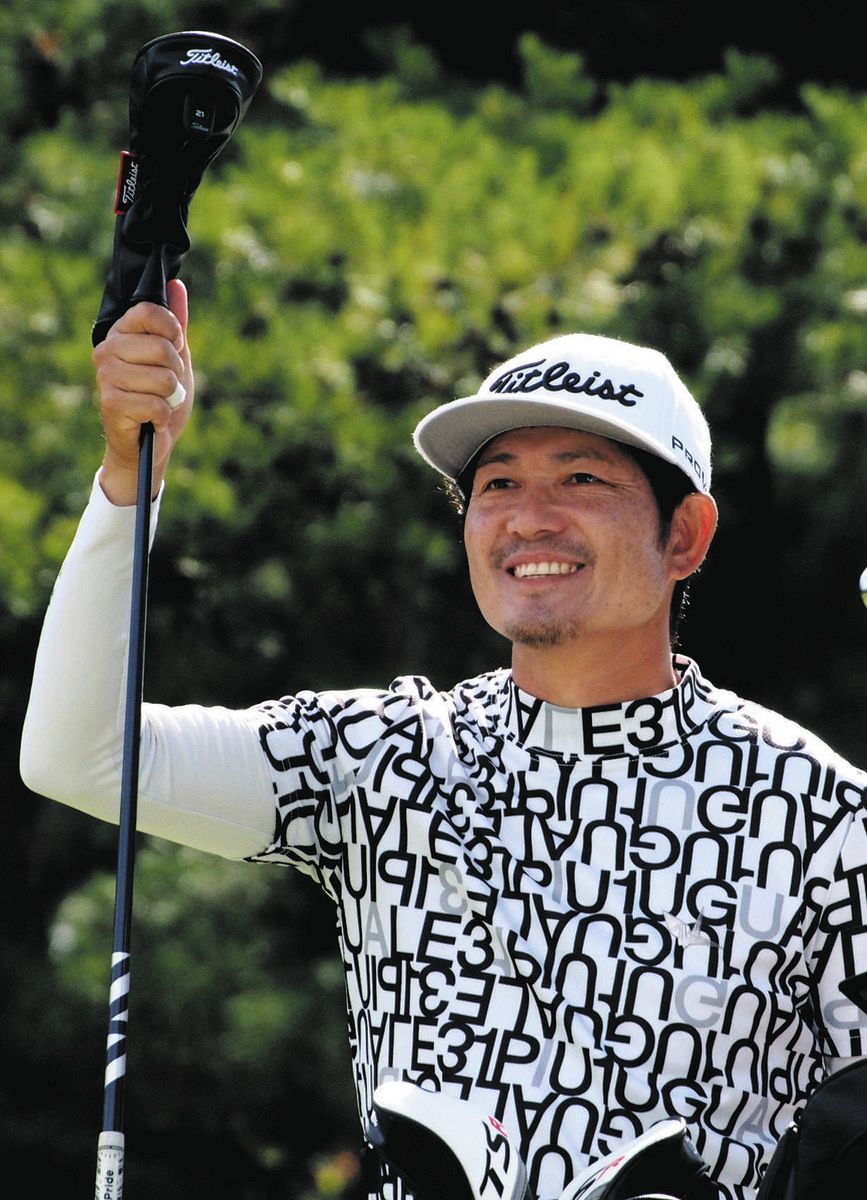 貞方章男、自宅から車で10分のコースで首位浮上「週末は息子たちが観戦に来そう」【男子ゴルフ】:中日スポーツ・東京中日スポーツ
