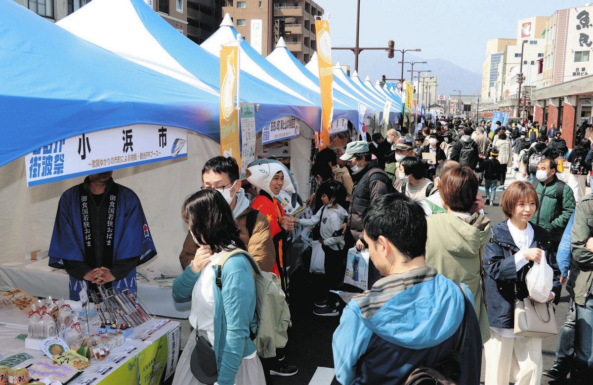 プレイバックつるが街波祭＞（上）マルシェ 出店やブースに大勢の人 