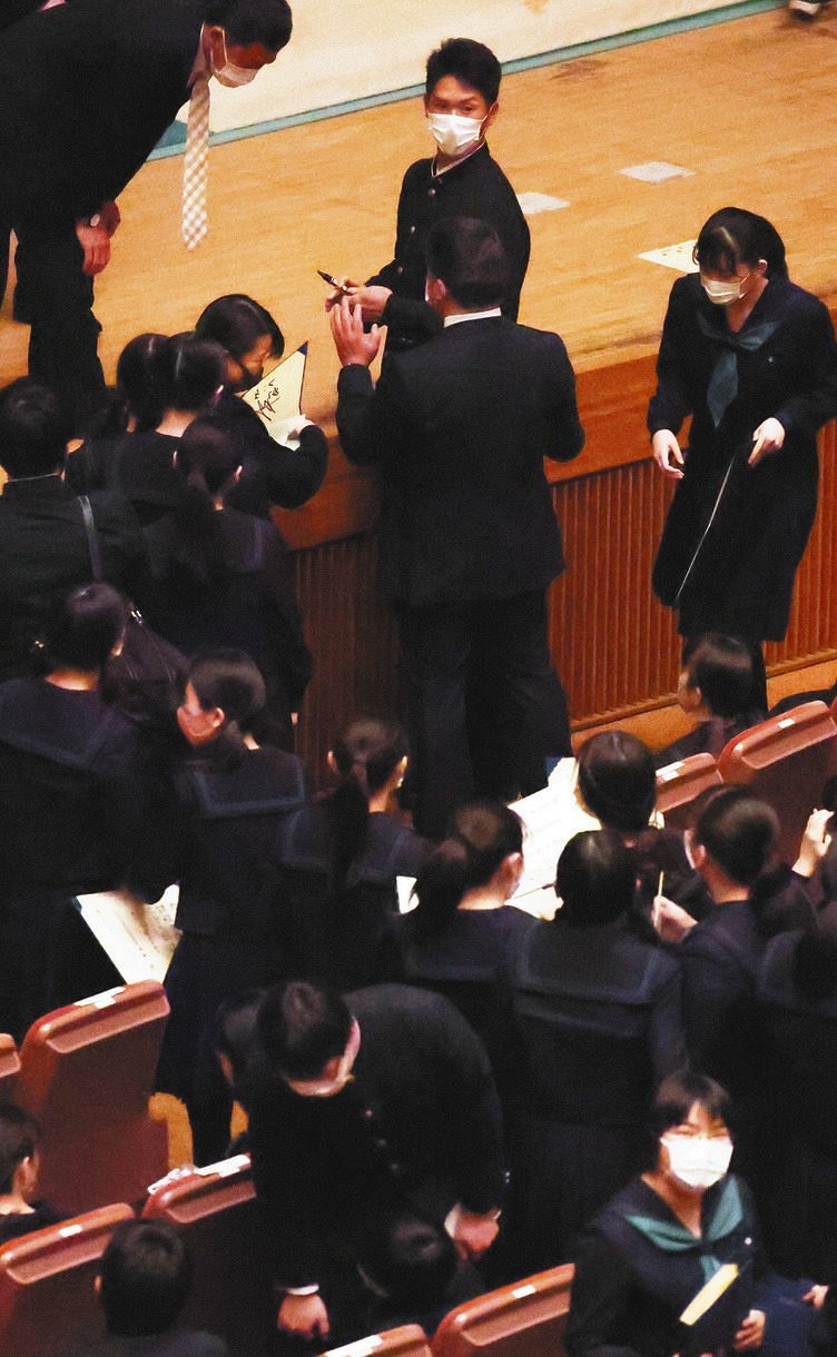 写真 女子生徒との身長差が 同級生にサインをする巨人 秋広 中日スポーツ 東京中日スポーツ