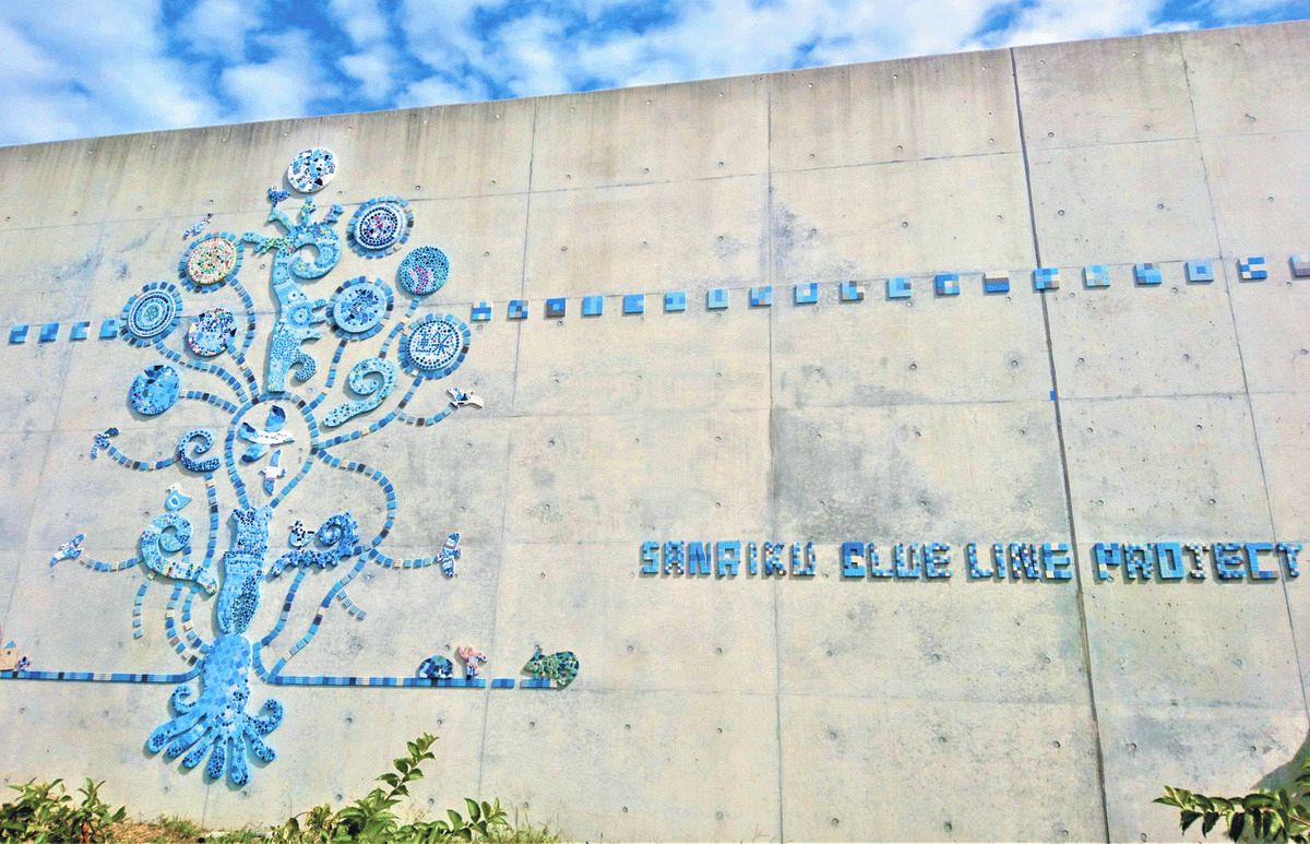 水平線望む絶景だった…多治見のタイルが大船渡に彩り 高さ7.5メートル