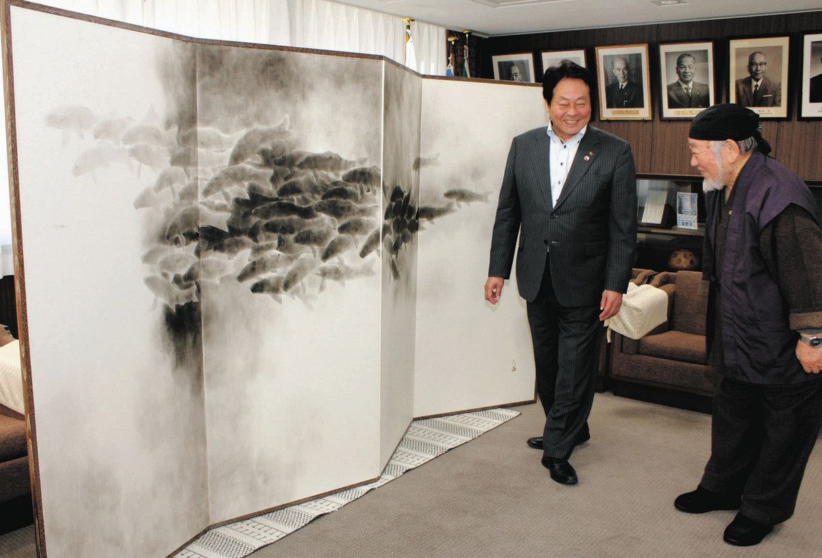 見事なコイのびょうぶ絵贈る 江南市へ岩倉の水墨画家・山田さん：中日