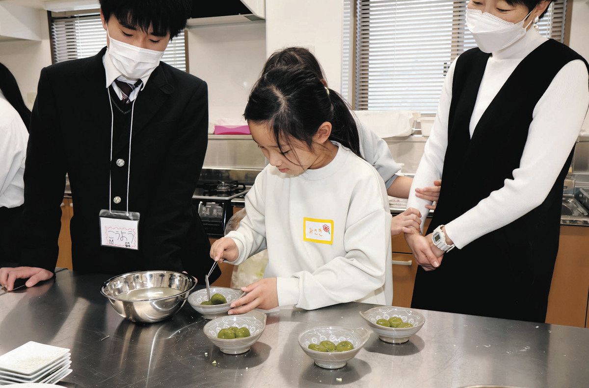 かぶせ茶を使った白玉を盛り付ける児童ら＝四日市市水沢町で